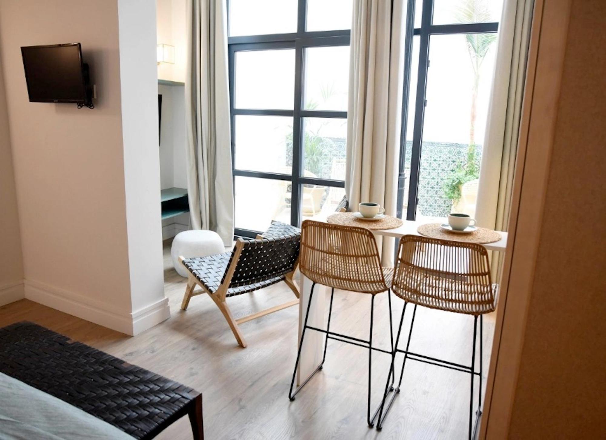 The Honest Hotel & Apartments เซบีญา ภายนอก รูปภาพ