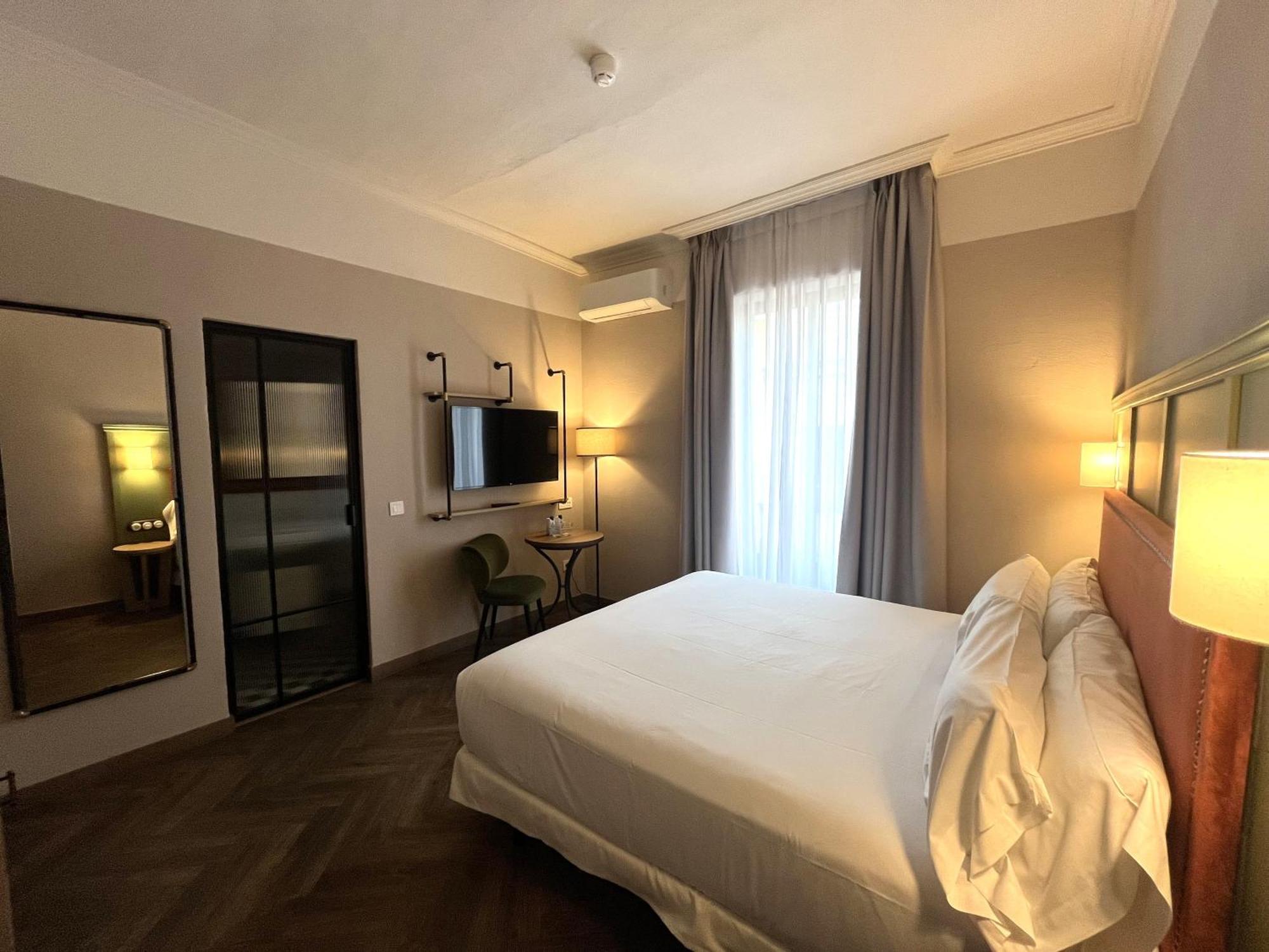 The Honest Hotel & Apartments เซบีญา ภายนอก รูปภาพ